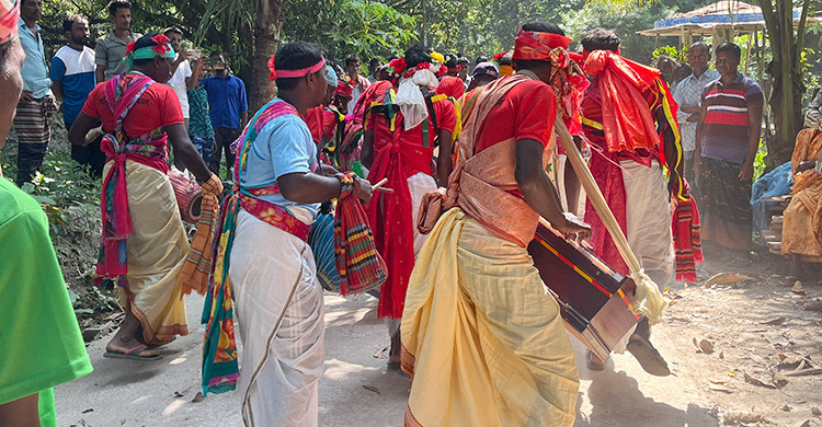 ঢোলের তালে নেচে-গেয়ে কৃষক সমাবেশে শত শত নারী-পুরুষ