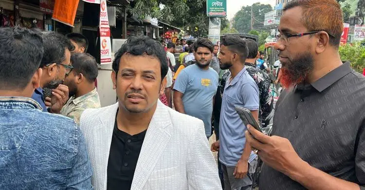 শোরুম উদ্বোধনে গিয়ে শত শত নারীর ভিড়ে বিপাকে আবু হেনা রনি