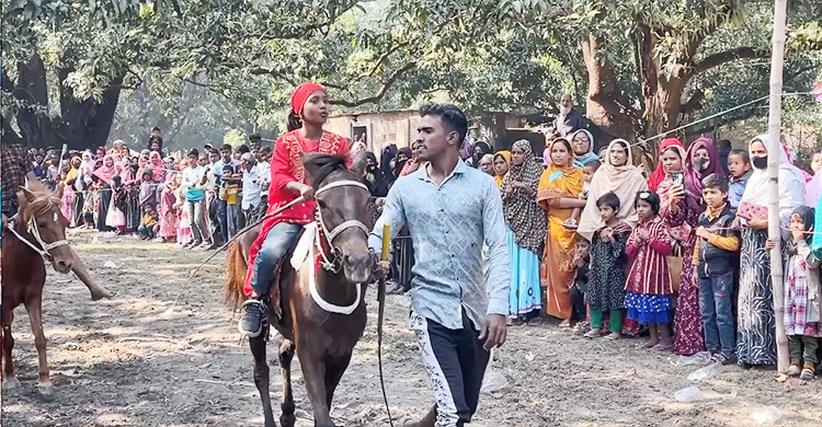 ঘোড়দৌড়ে প্রথম হয়ে টেলিভিশন জিতলো দীঘি