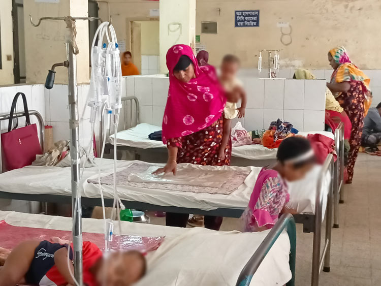 বেড সংঙ্কট, মেঝে-বারান্দায় চলছে ডায়রিয়ার চিকিৎসা