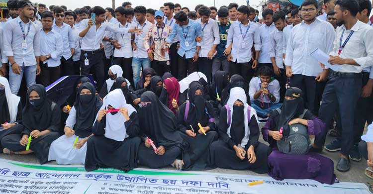 চাঁপাইনবাবগঞ্জে সড়ক অবরোধ করে বিক্ষোভ, ১০ কিলোমিটার যানজট