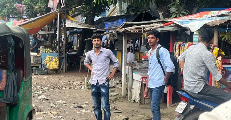 চাঁপাইনবাবগঞ্জ-রাজশাহী রুটে বাস চলাচল বন্ধ, দুর্ভোগে যাত্রীরা