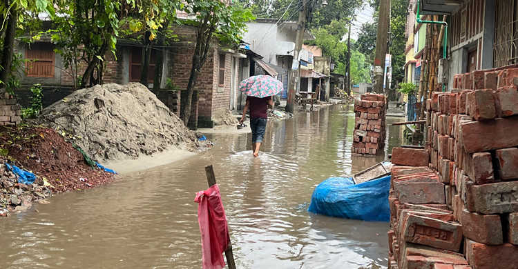 টানা বৃষ্টিতে বিপর্যস্ত চাঁপাইনবাবগঞ্জের জনজীবন