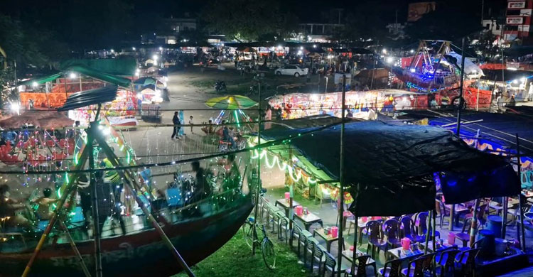 খেলার মাঠে হোটেল-রেস্তোরাঁ