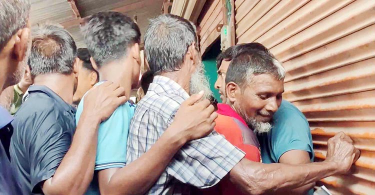 চাঁপাইনবাবগঞ্জে ভোর থেকে লাইনে দাঁড়িয়েও সার পাচ্ছে না কৃষক