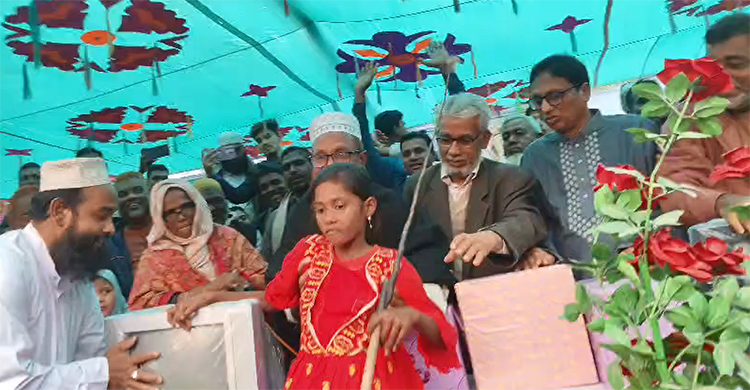 ঘোড়দৌড়ে প্রথম হয়ে টেলিভিশন জিতলো দীঘি