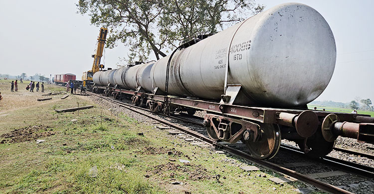 চাঁপাইনবাবগঞ্জে তেলবাহী ট্রেন লাইনচ্যুত