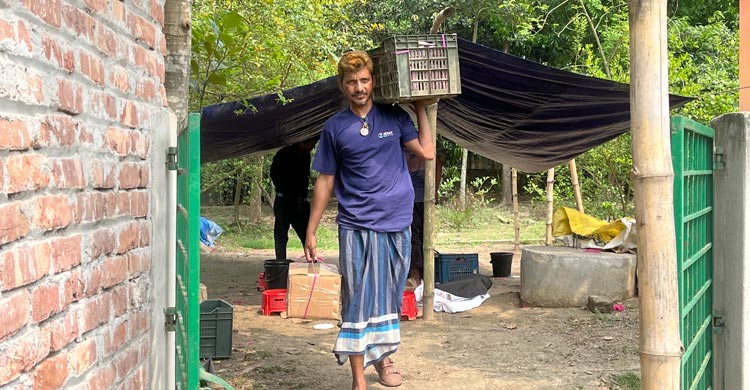 তেলের অভাবে মিলছে না গাড়ি, মাঠেই পড়ে থাকছে স্ট্রবেরি