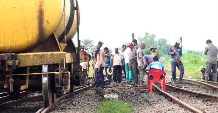 ১৩ ঘণ্টা পর রাজশাহী-রহনপুর রুটে ট্রেন চলাচল স্বাভাবিক