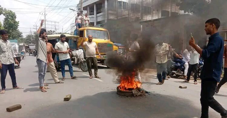 নুরের ওপর হামলার প্রতিবাদে চাঁপাইনবাবগঞ্জে সড়ক অবরোধ