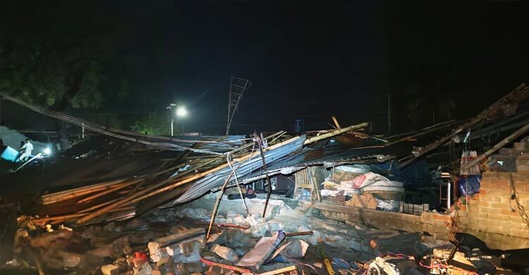 চাঁপাইনবাবগঞ্জে হঠাৎ ঝড়ে লন্ডভন্ড বাড়িঘর