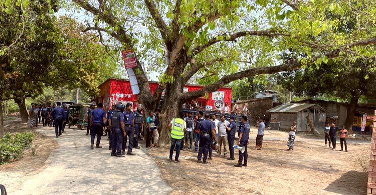 চাঁপাইনবাবগঞ্জে সালিশ বৈঠকে সংঘর্ষ, অর্ধশত ককটেল বিস্ফোরণ