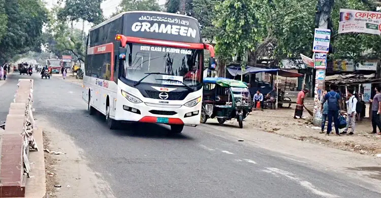 চাঁপাইনবাবগঞ্জে ধর্মঘট প্রত্যাহার, বাস চলাচল শুরু