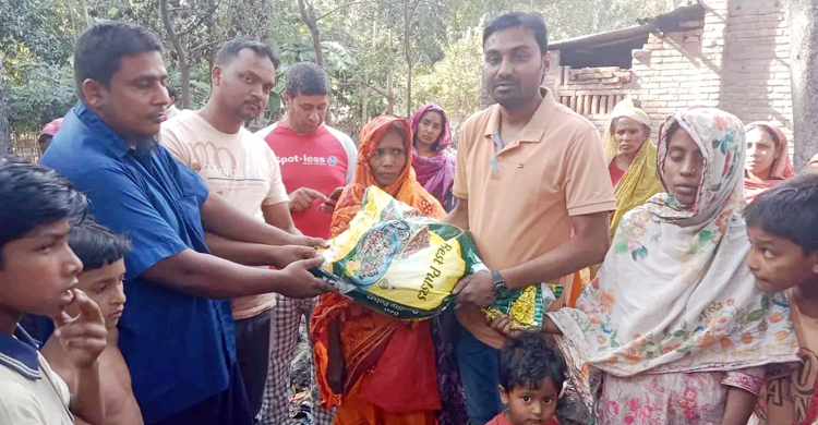 অসহায় মানুষের পাশে ‘গৌড় শিবগঞ্জ ম্যাংগো সিটি’