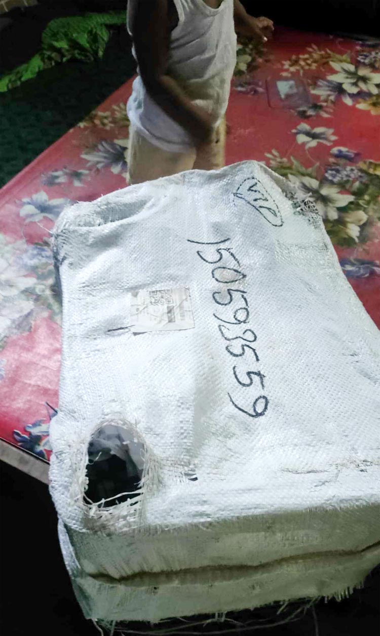 কুরিয়ারের গাফিলতিতে ধ্বংস অনলাইন আমের বাজার