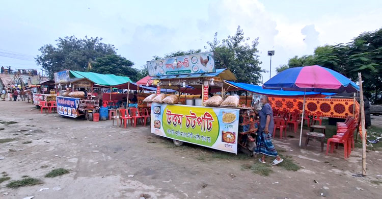 খেলার মাঠে হোটেল-রেস্তোরাঁ