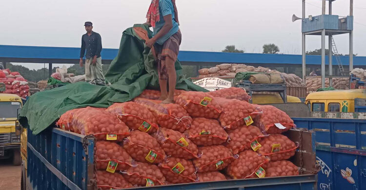 সোনামসজিদ বন্দর দিয়ে এলো ৩৭০ টন আলু