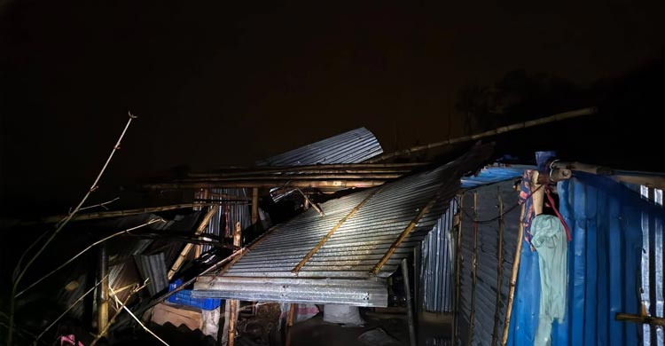 চাঁপাইনবাবগঞ্জে হঠাৎ ঝড়ে লন্ডভন্ড বাড়িঘর