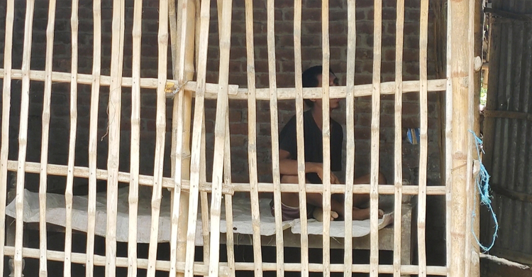 টাকার অভাবে বাঁশের খাঁচায় বন্দি অমিতের জীবন