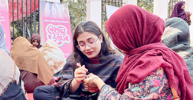 ভোটের স্মৃতিকে ধরে রাখতে নতুন ভোটারদের হাতে মেহেদীর আলপনা