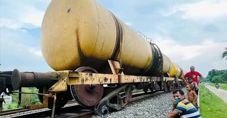 চাঁপাইনবাবগঞ্জে তেলবাহী ট্রেন লাইনচ্যুত, রেল যোগাযোগ বন্ধ
