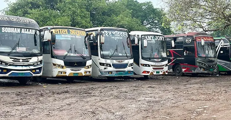 চাঁপাইনবাবগঞ্জে দুই শ্রমিক সংগঠনের দ্বন্দ্বে বন্ধ সব রুটের বাস