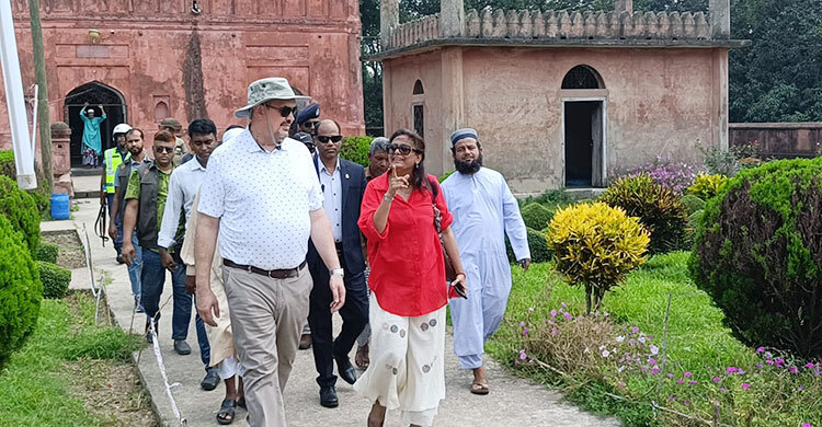 চাঁপাইনবাবগঞ্জে প্রত্নতাত্ত্বিক স্থাপনা ঘুরে দেখলেন মার্কিন রাষ্ট্রদূত