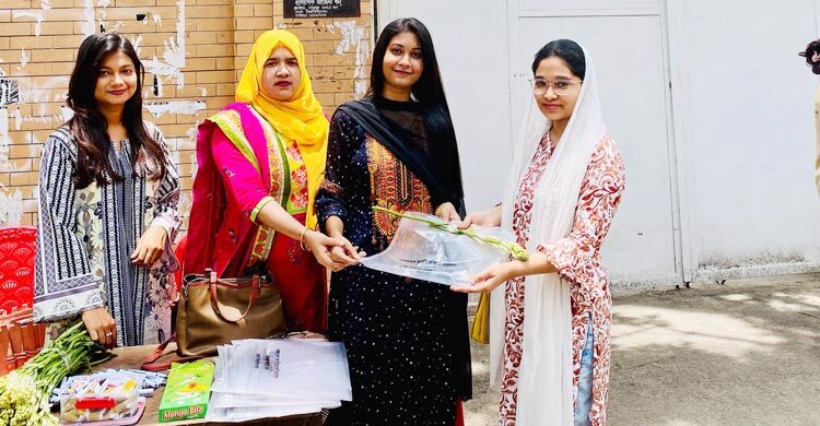 ঢাবির শামসুন নাহার হলে নবীন শিক্ষার্থীদের ফুল দিয়ে বরণ ছাত্রদলের