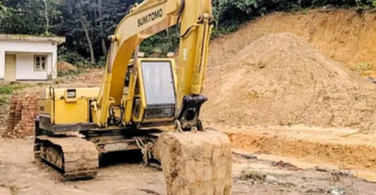 চবিতে ভবন নির্মাণে কাটা হচ্ছে পাহাড়