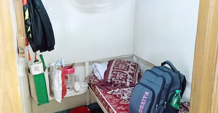 লঞ্চের কেবিনে পড়েছিল মরদেহ