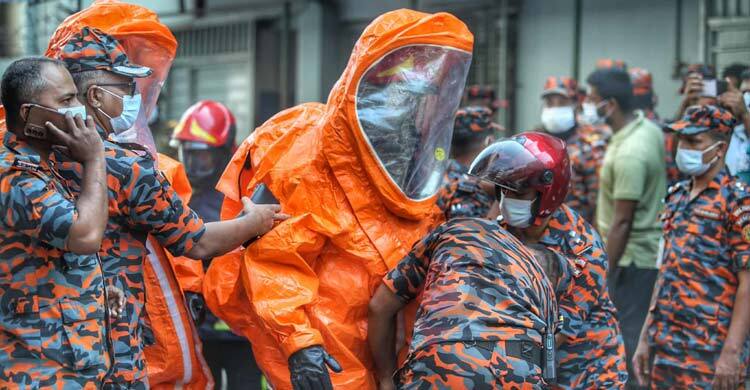 কেমিক্যাল ফায়ার স্যুট পরে গোডাউনের ভেতরে ঢুকছে ফায়ার ফাইটাররা