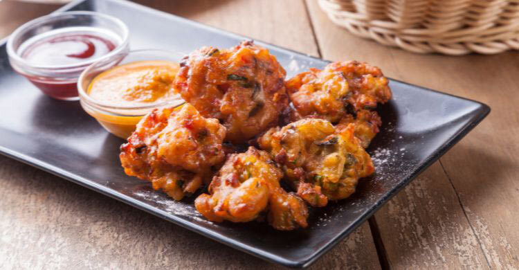 বৃষ্টিভেজা সন্ধ্যায় বানিয়ে নিন চিকেন পাকোড়া