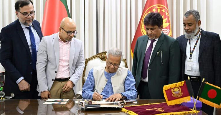 বিজয় দিবস উপলক্ষে প্রধান উপদেষ্টার স্মারক ডাকটিকিট অবমুক্ত