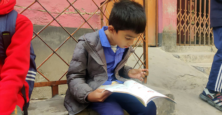 কোমলমতিদের হাতে নতুন বই, অপেক্ষায় মাধ্যমিকের শিক্ষার্থীরা