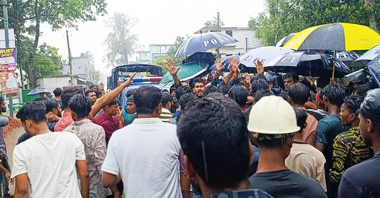 শিশুকে ধর্ষণের পর হত্যা, অভিযুক্তের ফাঁসি দাবিতে নড়াইল-ঢাকা সড়ক অবরোধ