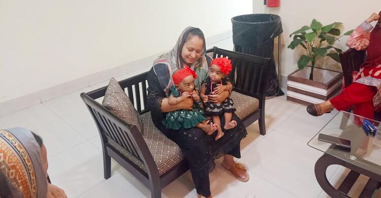 ঢামেকে চার ঘণ্টা অস্ত্রোপচারের পর আলাদা হলো জোড়া লাগানো জুহি-রুহি