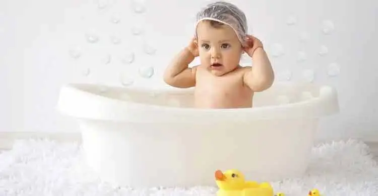 শীতে শিশুর গোসল নিয়ে দুশ্চিন্তা? মানুন চিকিৎসকের পরামর্শ