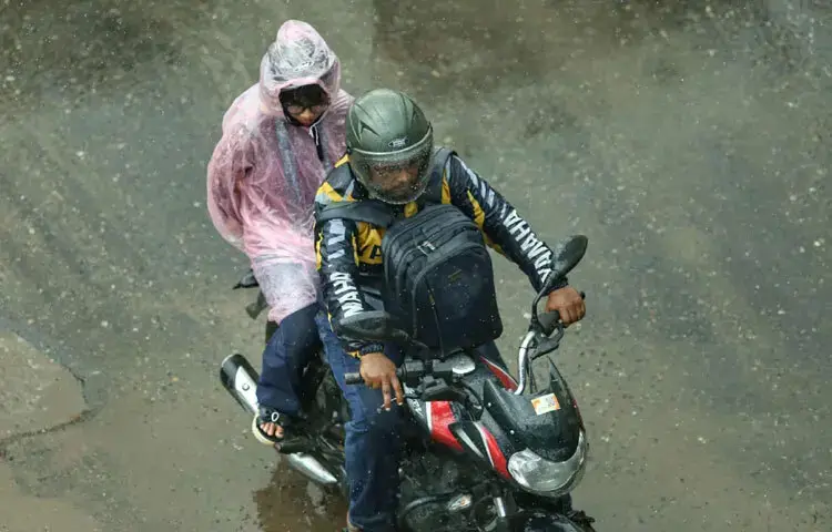 বৃষ্টির ভেজা মুহূর্ত, কিন্তু সতর্কতা জরুরি