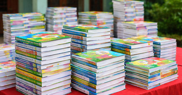 কোমলমতিদের হাতে নতুন বই, অপেক্ষায় মাধ্যমিকের শিক্ষার্থীরা