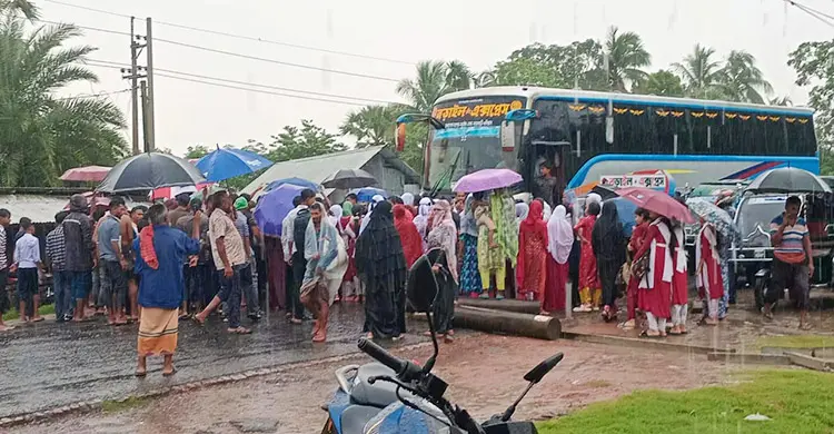শিশুকে ধর্ষণের পর হত্যা, অভিযুক্তের ফাঁসি দাবিতে নড়াইল-ঢাকা সড়ক অবরোধ