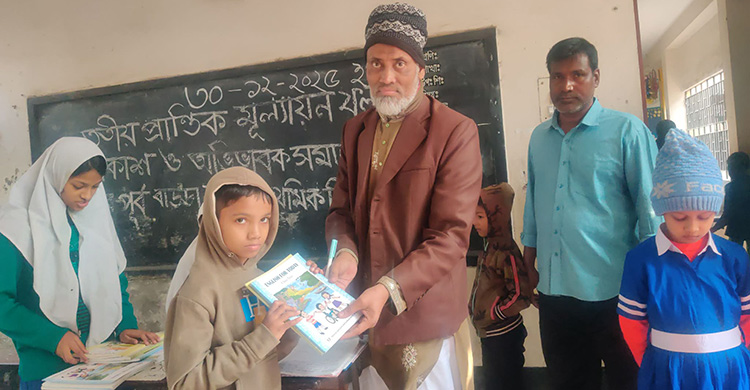 কোমলমতিদের হাতে নতুন বই, অপেক্ষায় মাধ্যমিকের শিক্ষার্থীরা