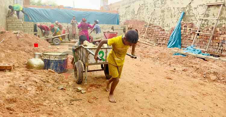 জলবায়ু পরিবর্তনের থাবা, ইটভাটার দাসত্বে শৈশব হারাচ্ছে শিশুরা