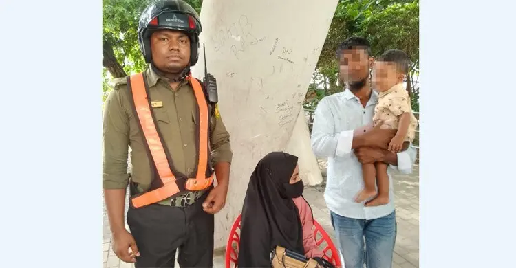 হাতিরঝিলে গাড়ির সামনে ঝাঁপ দেওয়ার চেষ্টা, মা-শিশুকে বাঁচালো আনসার