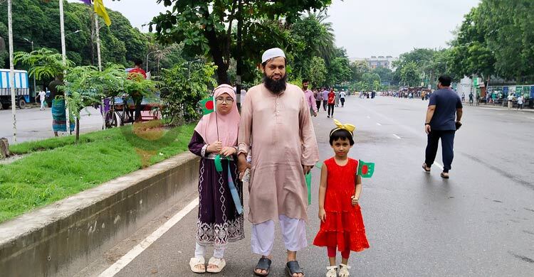 বাবার হাত ধরে শিশুরাও বিজয় উদযাপনে