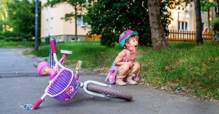 শিশু পড়ে গেলে কাঁদবে কি না - তা নির্ভর করে আপনার ওপর