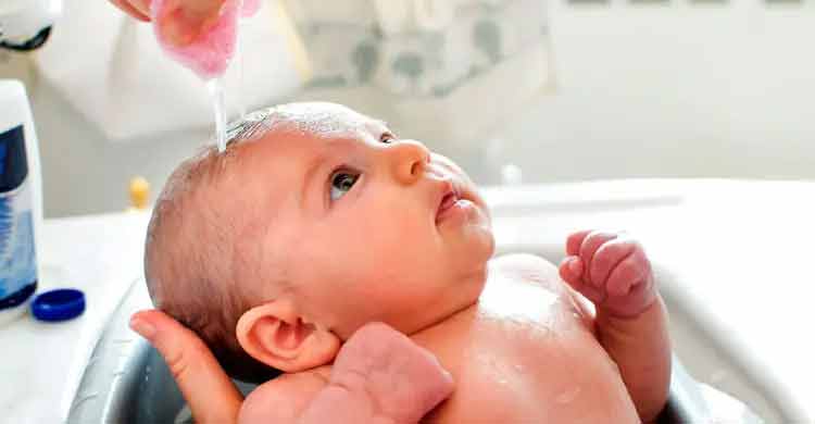 শীতে শিশুর গোসল নিয়ে দুশ্চিন্তা? মানুন চিকিৎসকের পরামর্শ