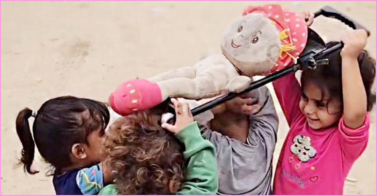 সন্তানের খেলার মধ্যে দেখতে পাবেন নিজের জীবনের আয়না