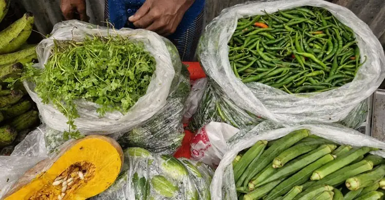 কাঁচা মরিচের কেজি ৩০০ টাকা ছুঁইছুঁই