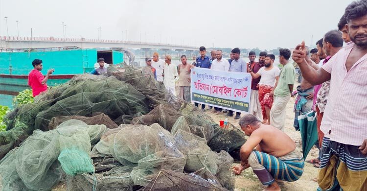 কিশোরগঞ্জে বিপুল পরিমাণ নিষিদ্ধ চায়না দুয়ারি জাল জব্দ