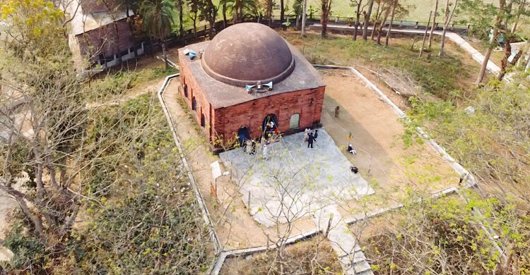 টিলার ওপরে মোগল আমলের বিবিচিনি শাহী মসজিদ